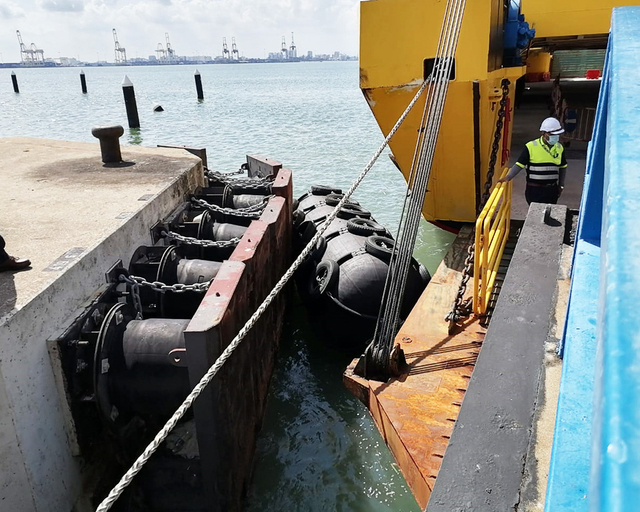 Fender pneumatik dipasang di pelabuhan Nhava Sheva