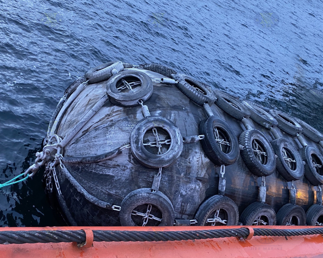 Jier pneumatik fender dipasang di kapal tanker oli di Bergen 1 fp