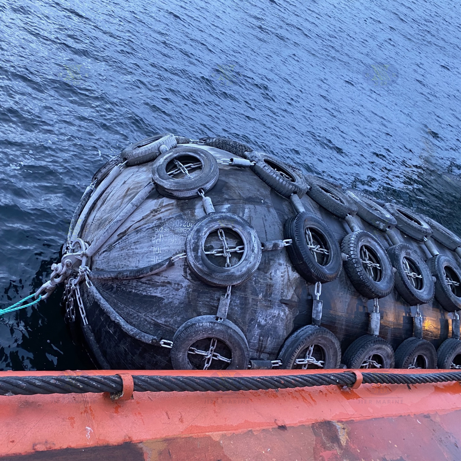 Jier pneumatik fender dipasang di kapal tanker oli di Bergen 1