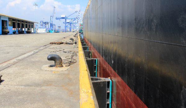 kapal-berlabuh-the-TTV-fender